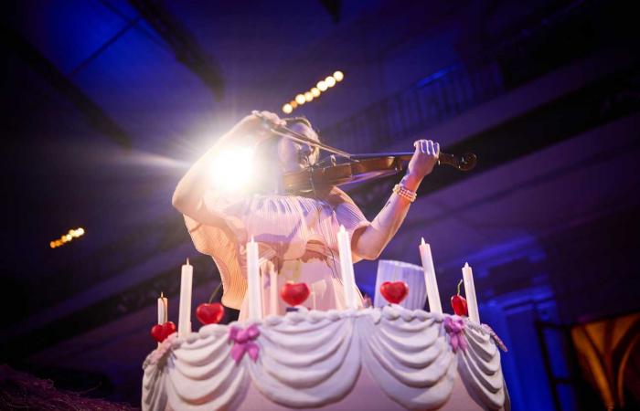 Una principessa esce da una torta per festeggiare il 25° anniversario di BIG alla presenza della principessa Léa del Belgio