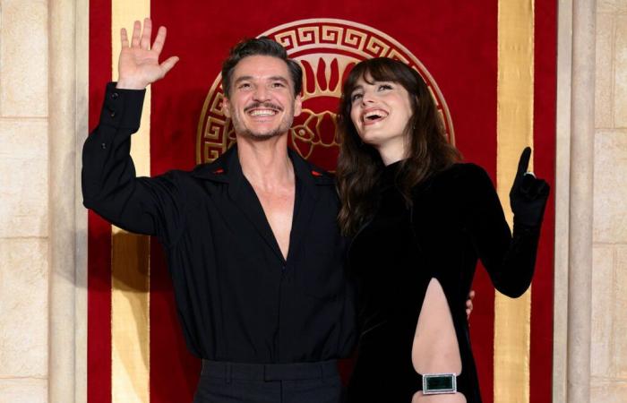 Pedro Pascal al braccio della sorellina Lux per la prima di “Il Gladiatore II” a Londra