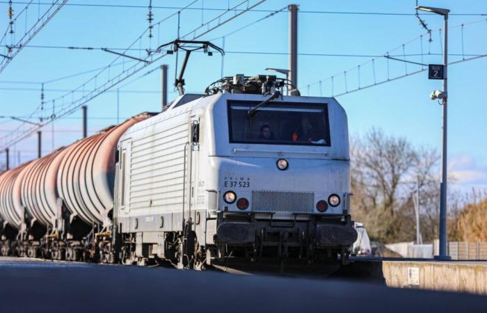 Un treno investe un veicolo fermo ad un passaggio a livello