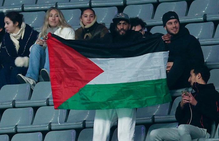 Fischiato l’inno nazionale israeliano, scoppiano tafferugli durante una partita di calcio in Francia: la cronaca