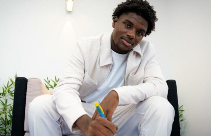 Elson Mendes firma il suo primo contratto da professionista…