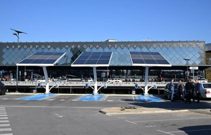 Caricatori solari per auto elettriche installati all'aeroporto di Belgrado – Economy