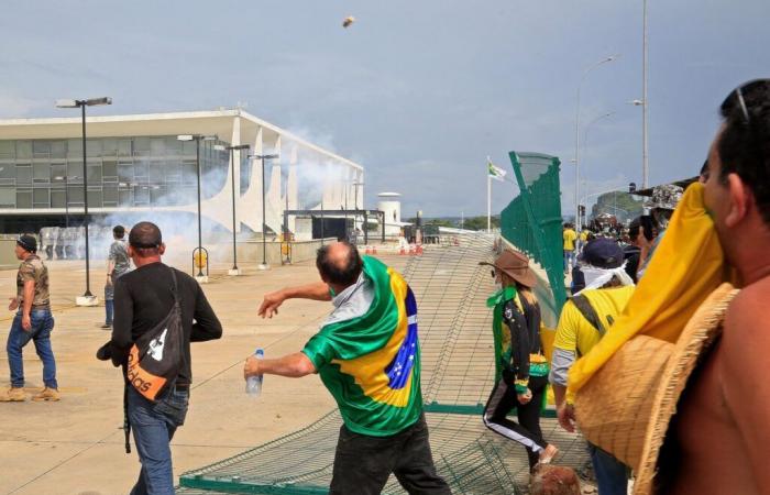 Rivolte del 2023 a Brasilia: la giustizia argentina ordina l’arresto di 61 brasiliani