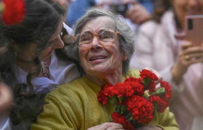 Morte della “dama dei garofani”, Celeste Caeiro, simbolo della rivoluzione del 1974 in Portogallo