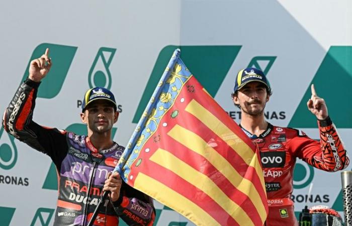 nel paddock di Barcellona ma in testa a Valencia