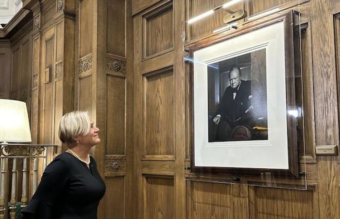 Il ritratto rubato di Churchill in mostra beneficia nuovamente di una maggiore sicurezza