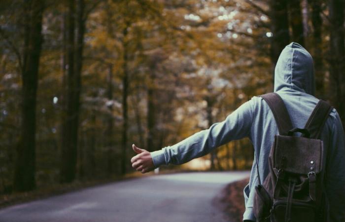 Fa salire un uomo che fa l’autostop, ciò che il suo passeggero lancia dal finestrino lo gela di paura