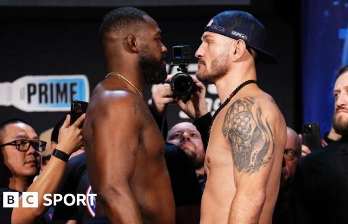 UFC 309 Jones vs Miocic: Jon Jones stringe la mano a Stipe Miocic durante il peso dopo l’affronto di giovedì