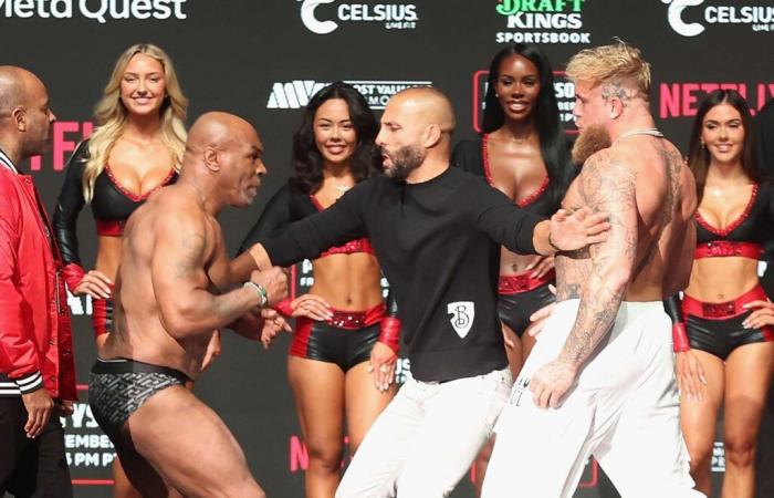 Mike Tyson schiaffeggia Jake Paul durante la pesatura finale