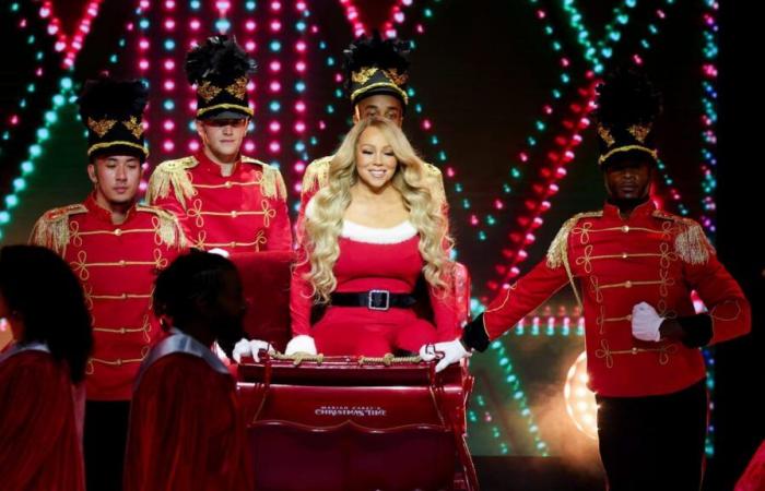 Mariah Carey si esibisce a Phoenix per dare il via al periodo natalizio