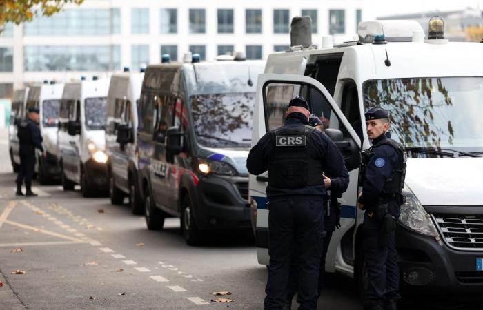 I tifosi si scontrano nonostante la forte presenza di sicurezza alla partita di calcio Francia-Israele