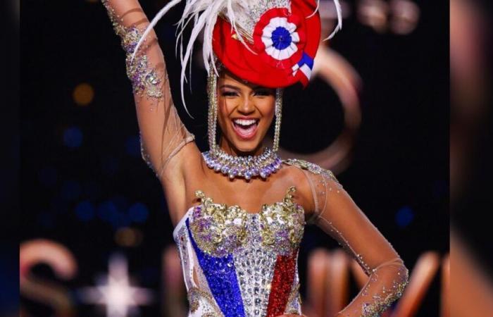 Miss Universo 2024: Indira Ampiot svela un incredibile costume nazionale in omaggio alla bandiera francese