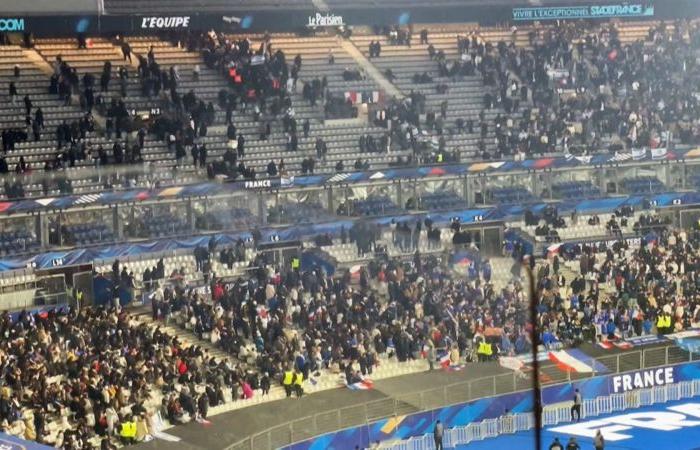 I tifosi si scontrano nonostante la forte presenza di sicurezza alla partita di calcio Francia-Israele