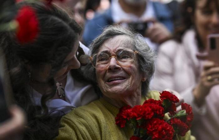 è morta la “dama dei garofani”, simbolo della rivoluzione del 1974