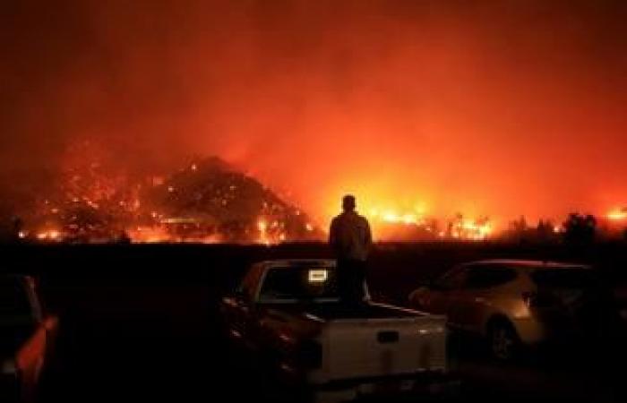 immagini delle impressionanti colonne di fumo nel cielo di New York dopo l'incendio in un condominio di lusso (video)