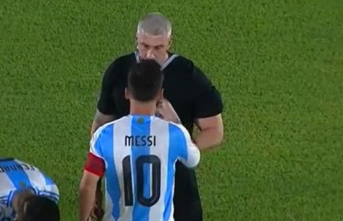 La rabbia nera di Lionel Messi contro l'arbitro durante la sconfitta in Paraguay