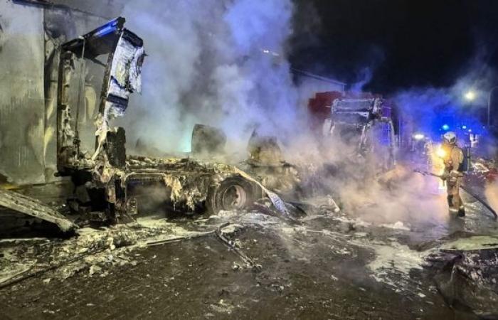 “Un camion in fiamme” ad Anderlecht: un imponente incendio davanti alla fabbrica di Viangro