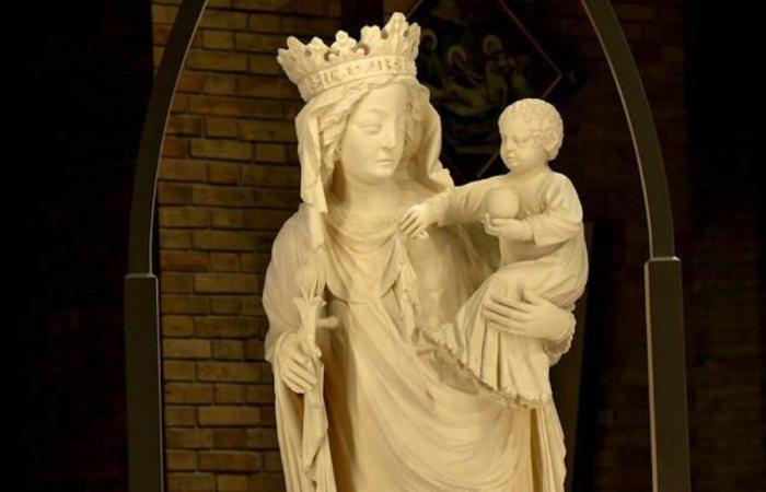 La statua simbolica di Notre-Dame ritorna nella cattedrale