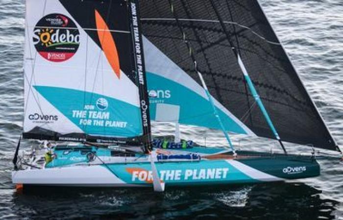 una flotta compatta e ferma in assenza di vento, Sam Goodchild in testa… Segui in diretta la posizione degli skipper