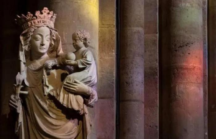 Sopravvissuta all’incendio, la statua della Vergine col Bambino ritorna nella cattedrale di Notre-Dame