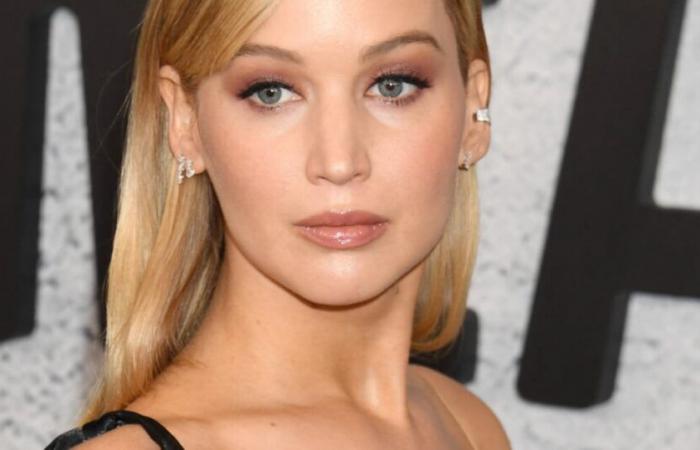 Jennifer Lawrence incinta: la sublime futura mamma non nasconde nulla delle sue curve sul tappeto rosso