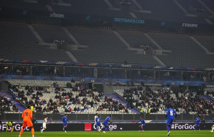 Tifosi israeliani e francesi si scontrano durante una partita di calcio in mezzo alla grande presenza della polizia