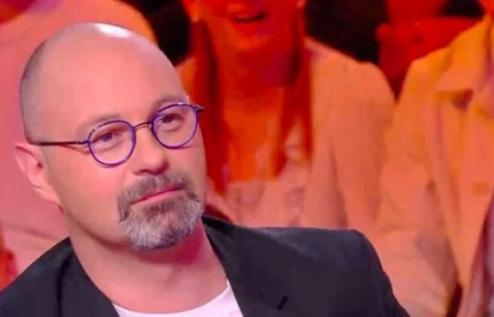 Ecco come l’editorialista di sinistra Thomas Guénolé ha intrappolato ieri sera Cyril Hanouna e le squadre del “Touche pas à mon poste” manifestando in diretta durante tutta la trasmissione il suo sostegno ai palestinesi prima della partita Francia-Israele