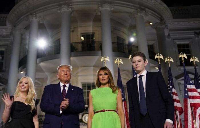 Donald Trump: suo figlio Barron, alto 2,06 metri, installato in un attico di 2800 metri quadrati e sorvegliato attentamente dalla madre