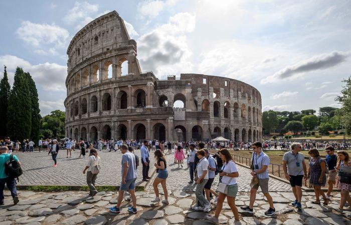 “Non siamo Disneyland”: indignazione a Roma per le battaglie dei “gladiatori” di Airbnb al Colosseo