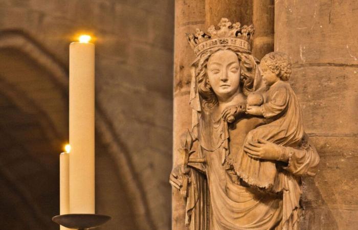 La statua della “Madonna col Bambino”, sopravvissuta all'incendio, ritorna a Notre-Dame