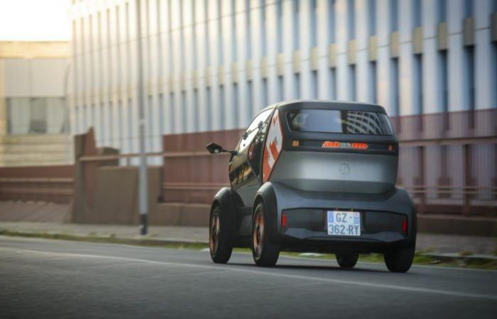 al volante della diretta concorrente della Citroën Ami!