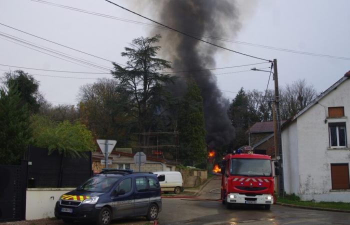 Un edificio devastato dalle fiamme a Lacey