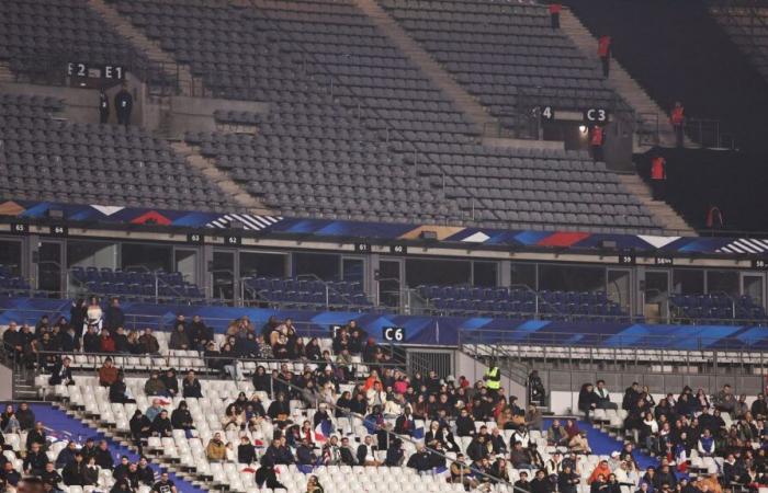 in uno stadio quasi vuoto, l'atmosfera divertente sugli spalti per la partita Francia-Israele