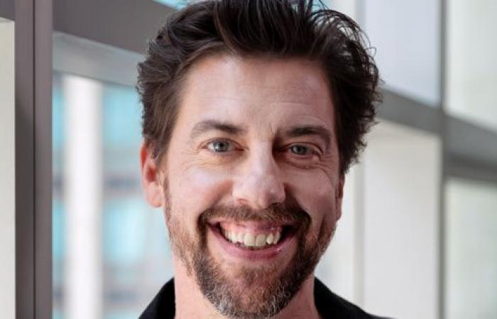 Christian Borle sa di essere il cattivo del nuovo musical di Elton John Tammy Faye | Ronzio di Broadway