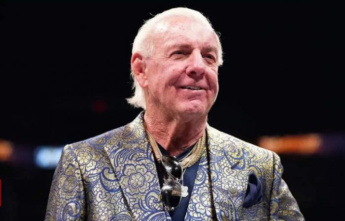 Ric Flair a sostegno di Mike Tyson nell’angolo per l’incontro di boxe contro Jake Paul: “Sarò nel tuo angolo!”