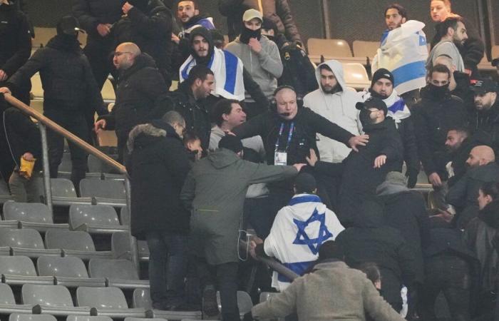 Tifosi israeliani e francesi si scontrano durante una partita di calcio in mezzo alla grande presenza della polizia