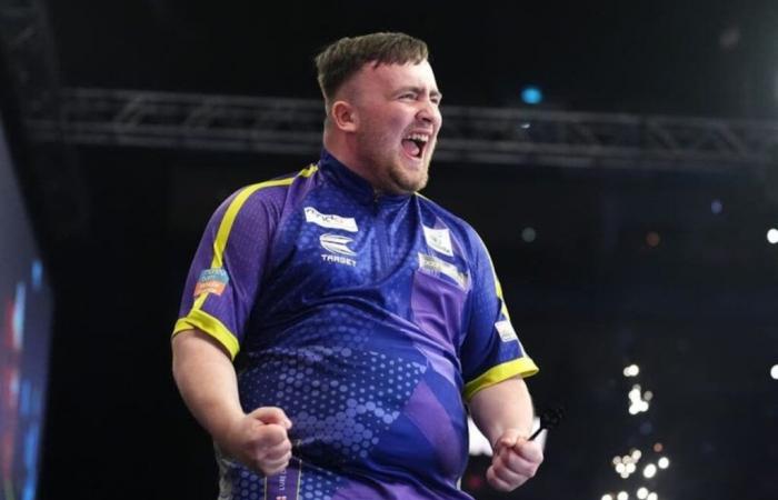 Luke Littler lotta per sconfiggere Mike De Decker al Grand Slam of Darts