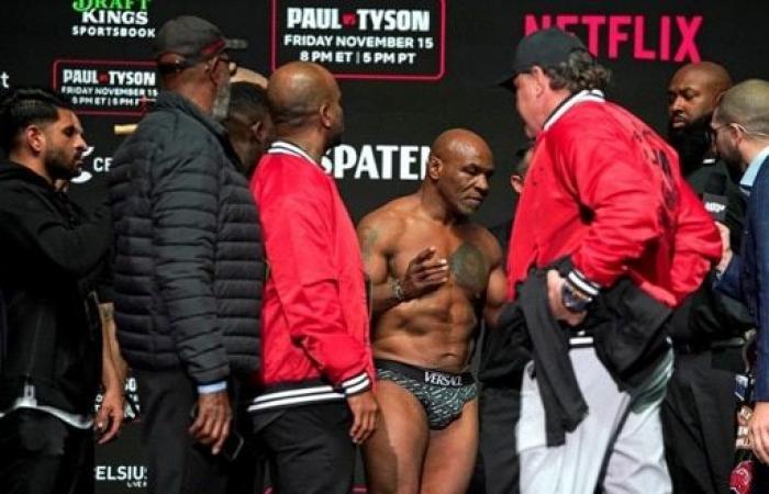 Mike Tyson schiaffeggia Jake Paul durante l’ultimo faccia a faccia prima di entrare sul ring: “È un piccolo folletto arrabbiato”