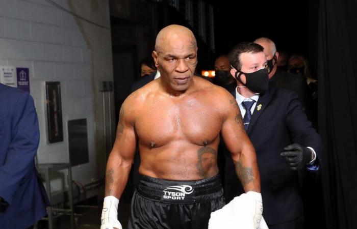 Mike Tyson ha schiaffeggiato lo YouTuber Jake Paul durante il loro ultimo confronto prima di salire sul ring