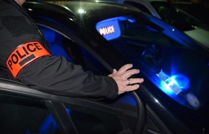 un agente di polizia in pericolo spara all'auto del conducente