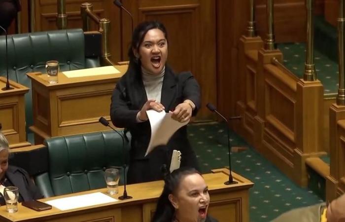 Un gruppo di parlamentari Maori esegue una haka al centro del parlamento neozelandese – rts.ch