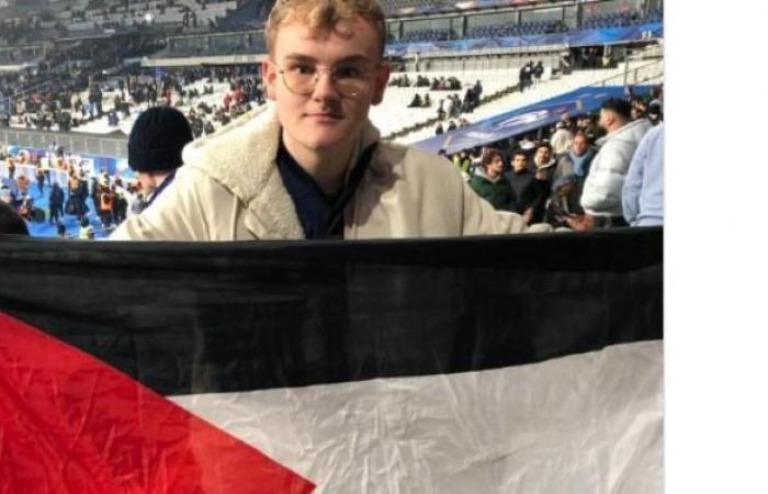 Chi è questo giornalista che ieri sera è entrato allo Stade de France con una bandiera palestinese nonostante il divieto e ha inviato la sua foto a Bruno Retailleau?