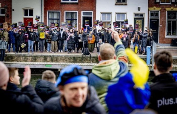 La polizia interviene nella protesta di Zwarte Piet nei Paesi Bassi