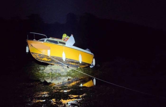 Una barca arenata e una donna incagliata dalla marea nel Golfo di Morbihan