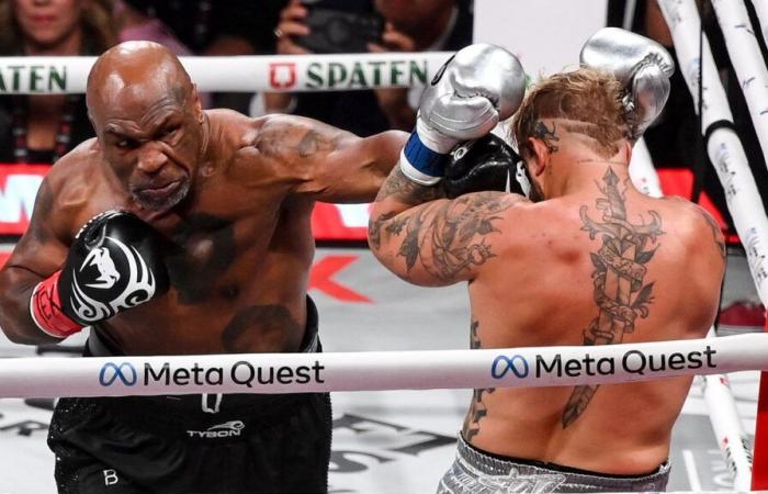 Mike Tyson, schiacciato sul ring dallo YouTuber Jake Paul