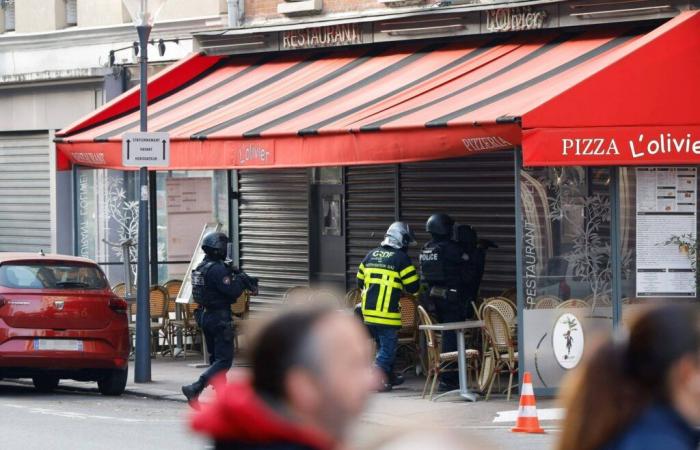 Arrestato l'uomo rintanato in una pizzeria di Issy-les-Moulineaux, liberati i suoi ostaggi