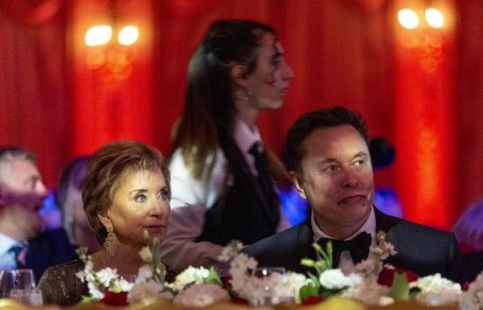 Elon Musk “accampa” a Mar-a-Lago e Donald Trump lo adora