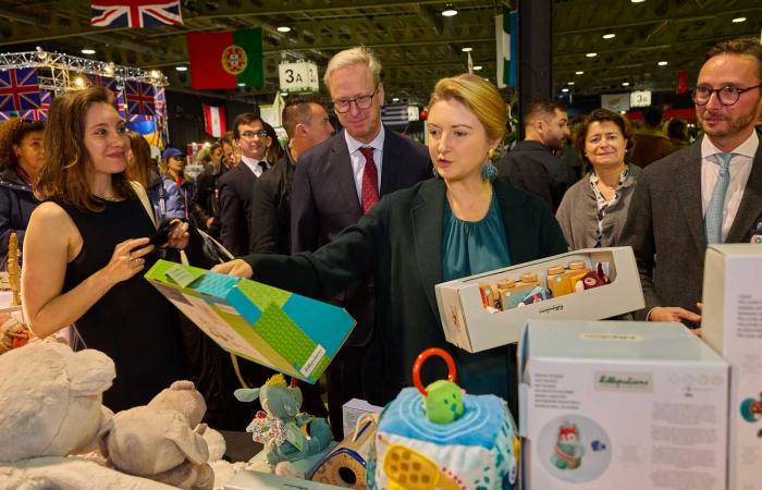 La granduchessa Maria Teresa e la nuora Stéphanie fanno un giro del mondo di beneficenza al Bazar International Luxembourg