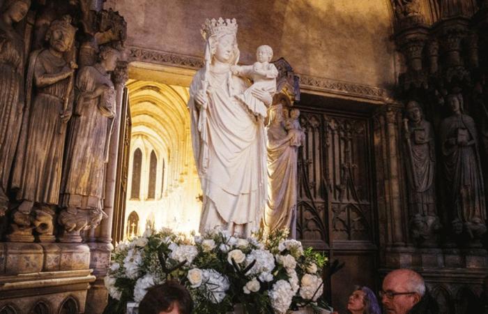 “Magnifica”, “storica”: cinque anni dopo l’incendio di Notre-Dame, la celebre statua della Vergine ha trovato “la sua casa”