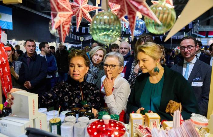 La granduchessa Maria Teresa e la nuora Stéphanie fanno un giro del mondo di beneficenza al Bazar International Luxembourg